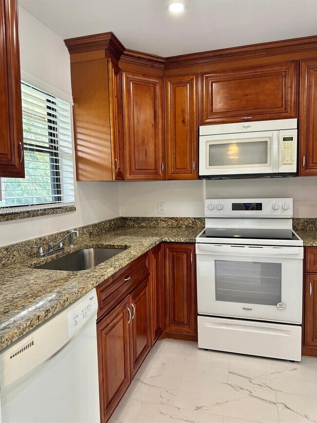 Building Photo - 21911 Lake Forest Cir