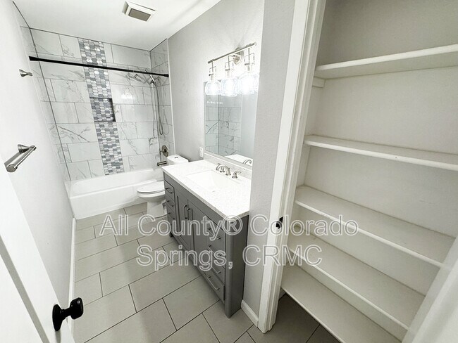 Building Photo - 460 Wintery Cir N