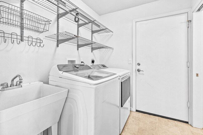 Building Photo - Spacious 3 Bedroom, 2.5 Bath Single Family...