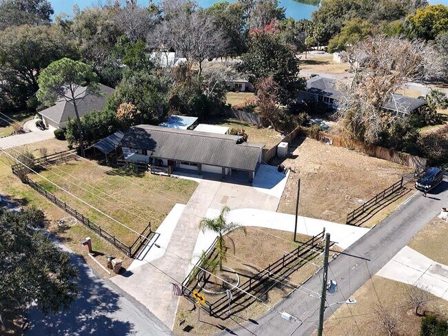 Building Photo - 2304 Country Club Rd