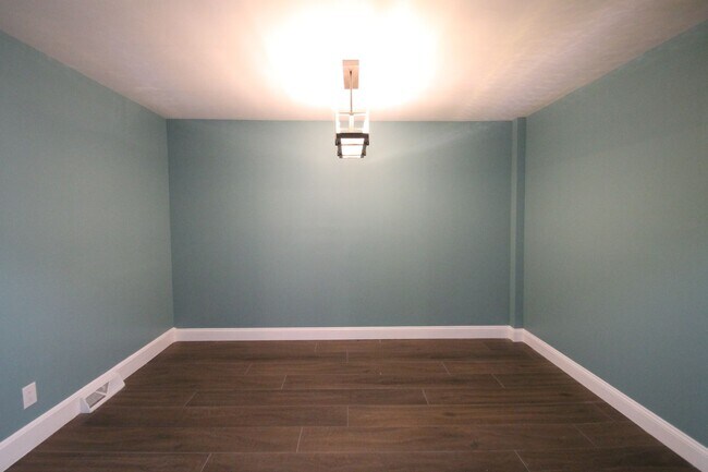 Building Photo - 421 Lakeside Dr