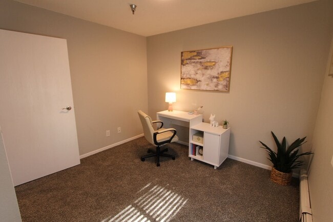 Building Photo - Welcome Home to Lincoln Woods: Modern Livi...