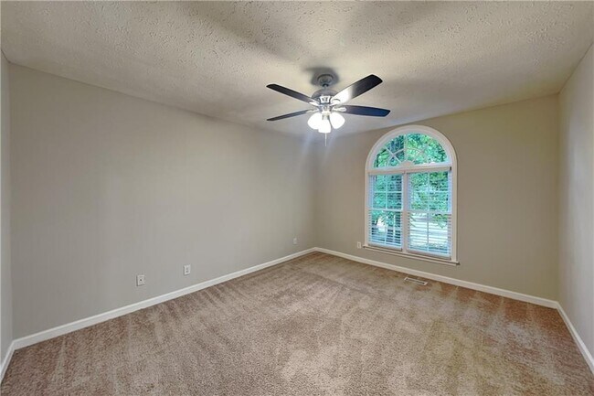 Building Photo - 501 Brooksdale Dr