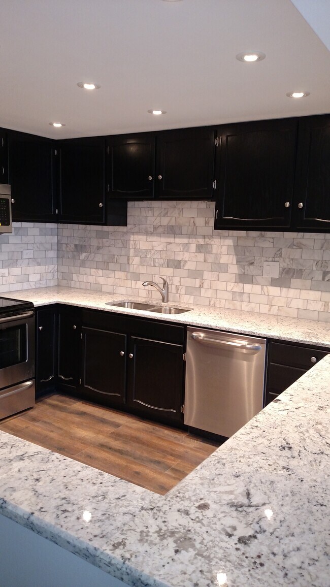 Kitchen - 475 Plum Creek Dr