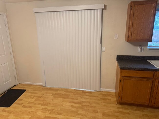 Building Photo - Great Single level home!