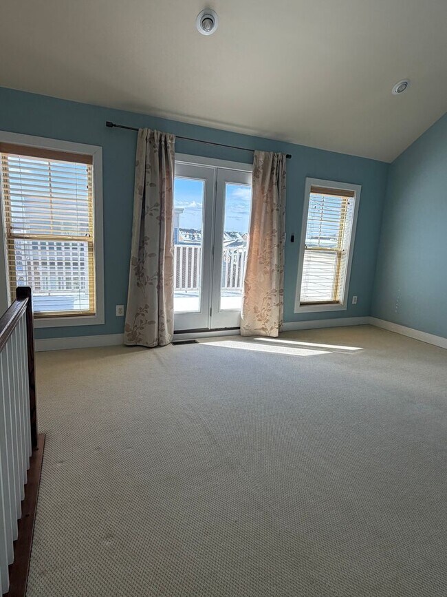 Building Photo - 4 LEVEL TOWNHOUSE WITH 2 CAR GARAGE, WALKING DISTANCE TO DOWNTOWN CROWN