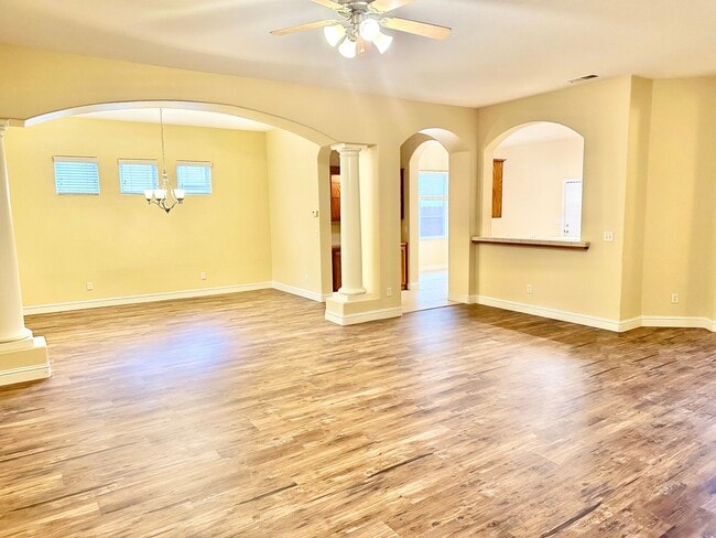 Building Photo - Stunning5 Bedroom North Fresno Granville