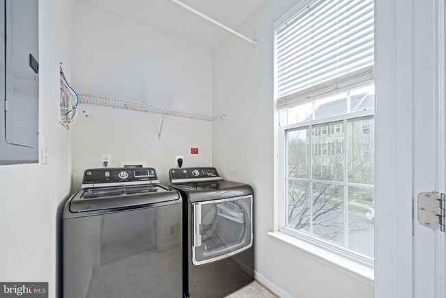 Building Photo - 214 Almond Dr