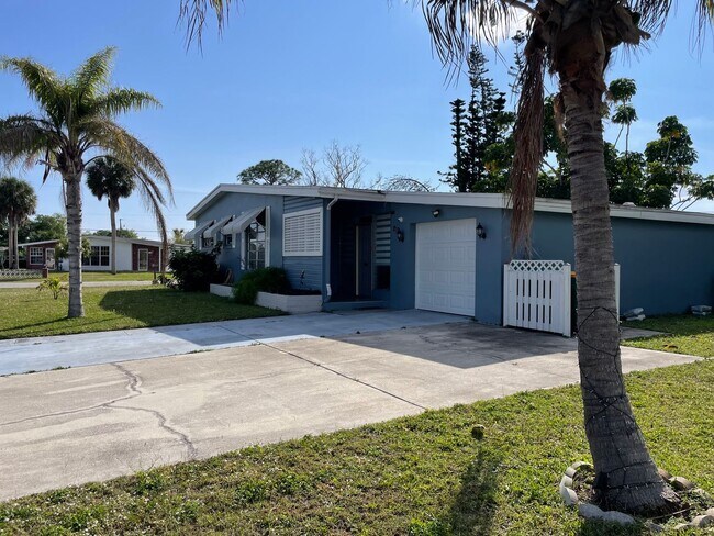 Building Photo - Convenient Port Charlotte Location!