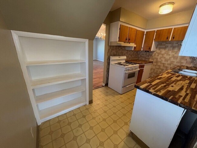 Building Photo - 1724-1726 Tanglewood Dr Akron OH 44313 MFH2 .PW .T1