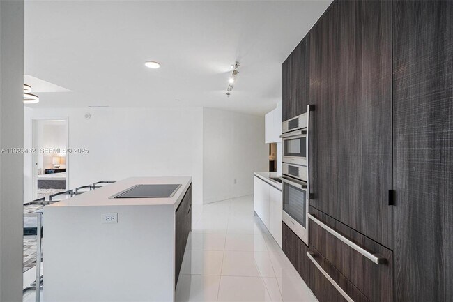 Building Photo - 851 NE 1st Ave