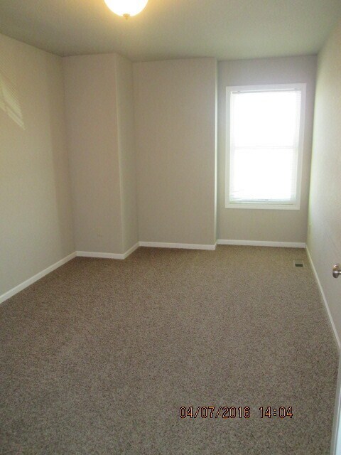 Building Photo - Beautiful Townhome Plenty of Space