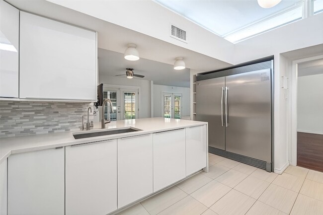 Building Photo - 10630 Olympia Dr