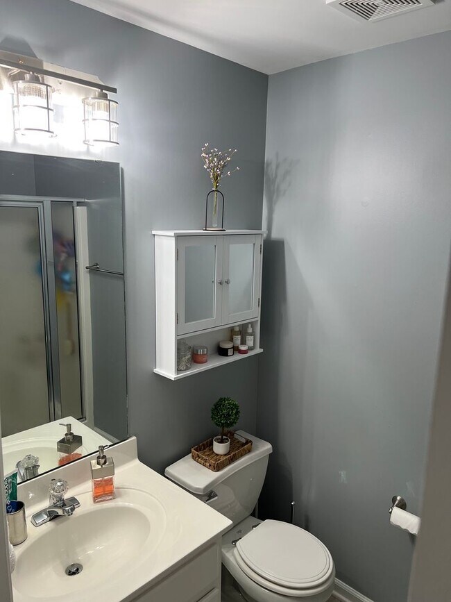 Building Photo - Updated 2-Bedroom Condo in Winston-Salem
