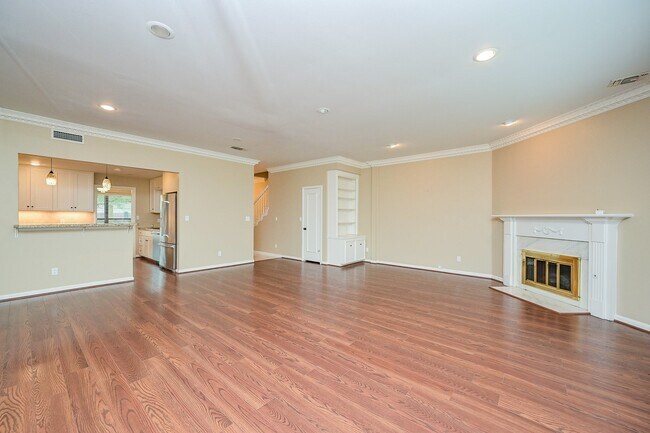 Building Photo - 573 N Post Oak Ln