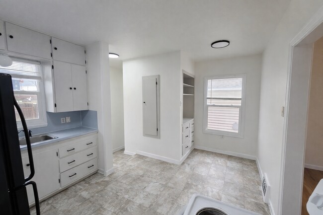 Building Photo - Available Now – 2 bedroom, 1 bathroom Boise Home with Fenced Yard and Detached Garage.  Basement ...