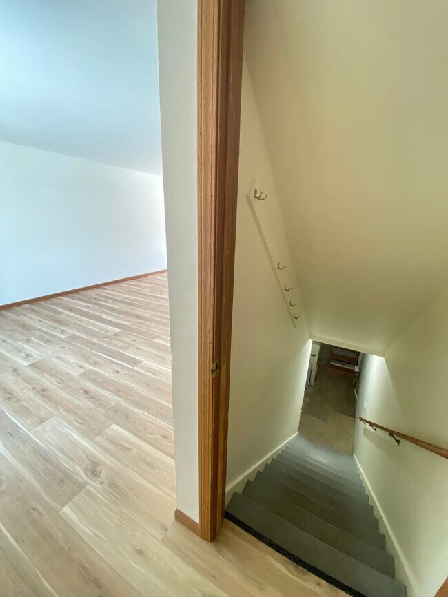 Building Photo - 1785/1787 Alexandra Court