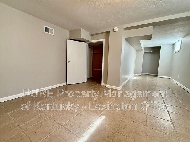 Building Photo - 829 Darley Dr