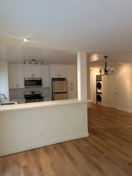 Building Photo - 8231 De Longpre Ave