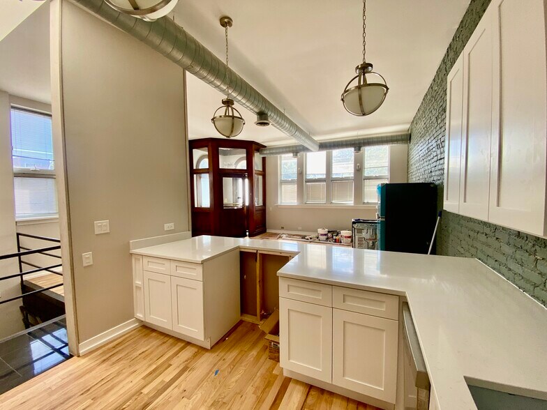 Kitchen looking South - 1734 W Cortland St