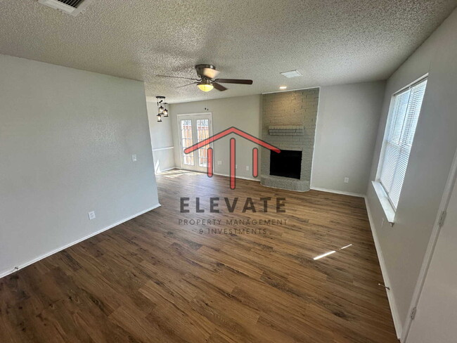 Building Photo - "Charming 2-Bed Townhouse Retreat in North...