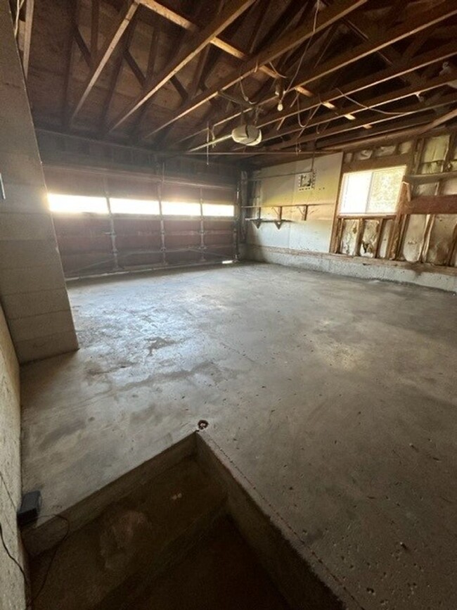 Building Photo - Beautiful 4 Bedroom 2 Bathroom house! #1103