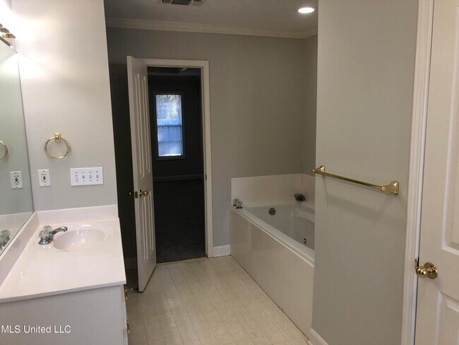 Building Photo - 313 S Place Dr