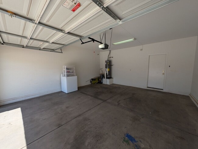 Building Photo - 4 Bedroom Home Near W Southern Ave and S 7...