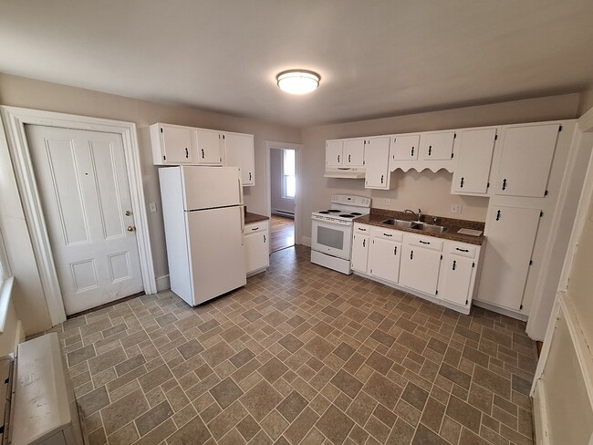 Building Photo - 19 Robinson St