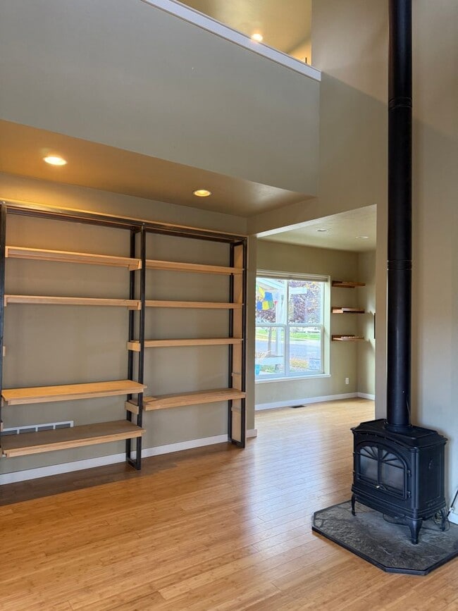 Building Photo - A Lovely Westside Single Family Home in the Desirable Valley West Subdivision