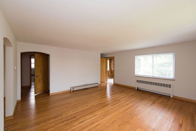 Building Photo - Extra Spacious Top Unit Duplex