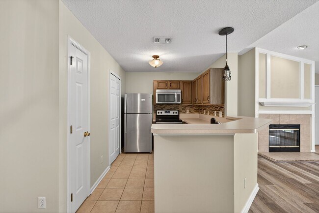 Building Photo - Windsor Pointe Condo