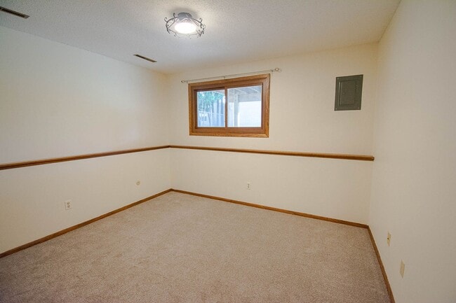 Building Photo - Spacious 2 Bed, 1.5 Bath with Oversized Garage!