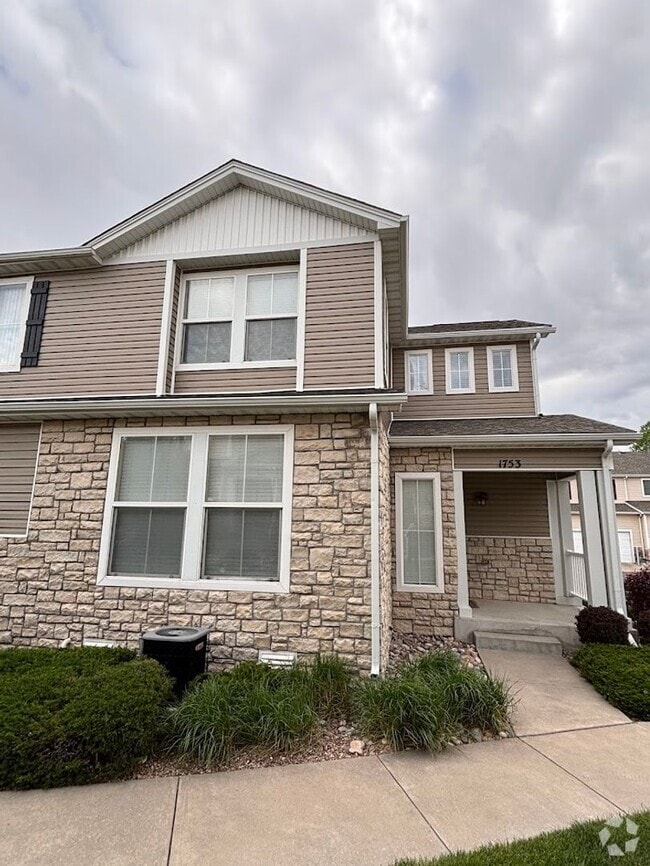 Building Photo - Beautiful Remodeled 3 Bedroom End Unit Tow...