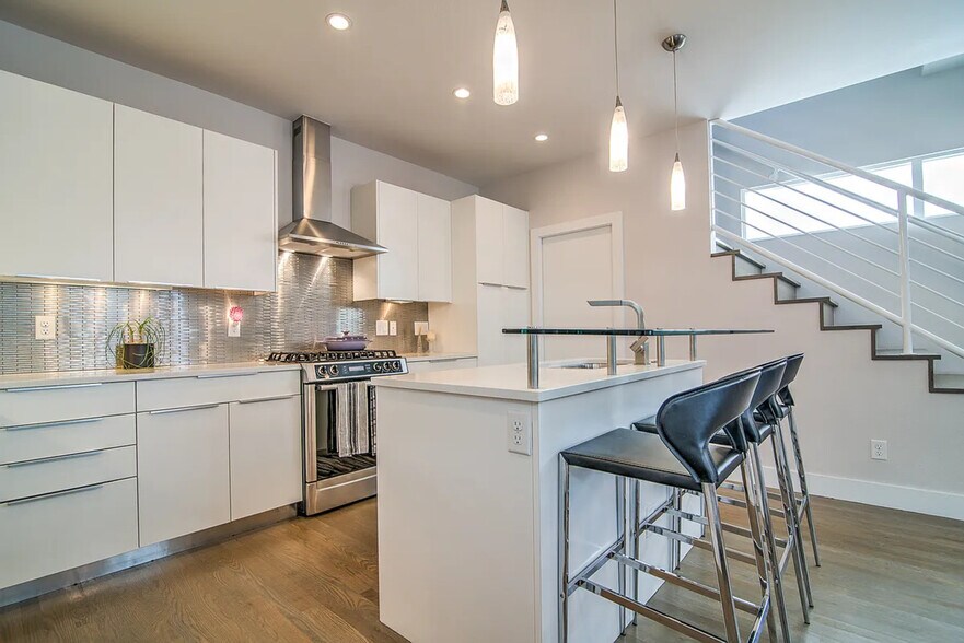 Primary Photo - 2945 Umatilla St