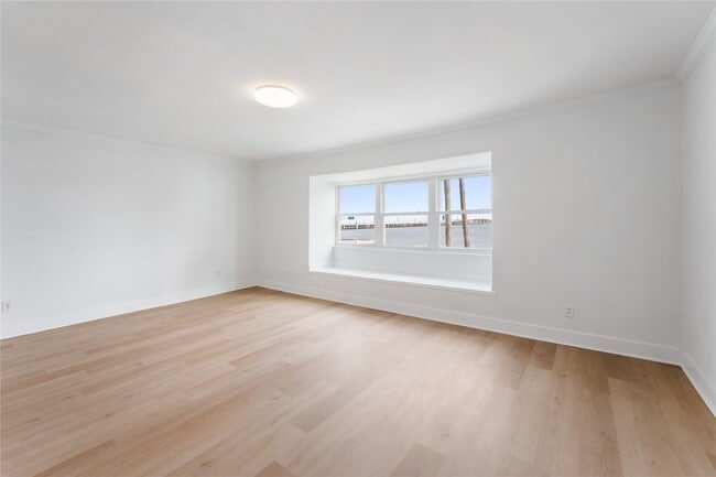 Building Photo - 5 Tiki Cir