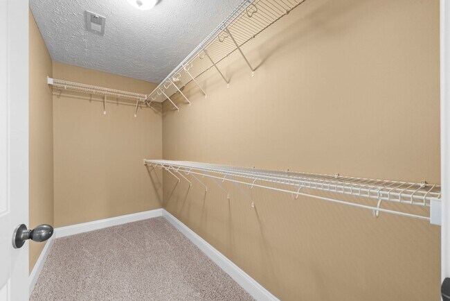 Building Photo - Three Bedroom with Bonus!