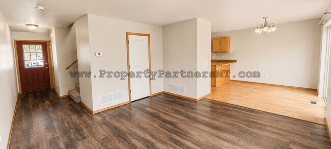 Building Photo - Very Nice 3 Bed 2.5 Bath Town house in River Rock Subdivision!