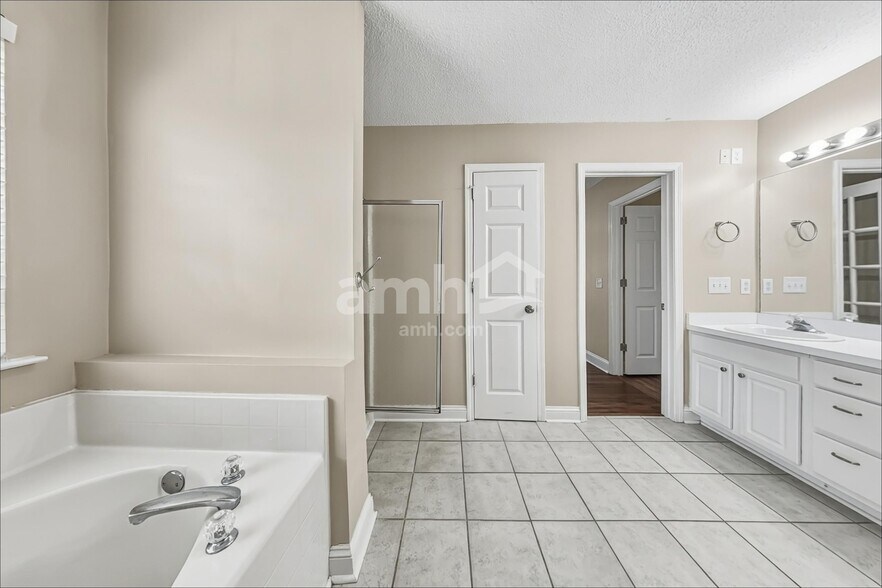 Building Photo - 738 Laurel Hill Cir