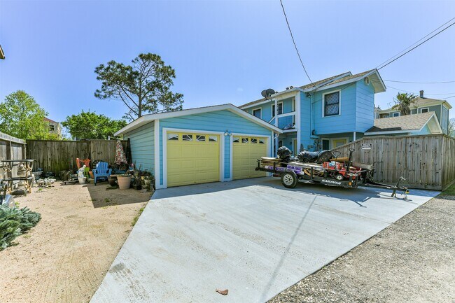 Building Photo - 818 11th St