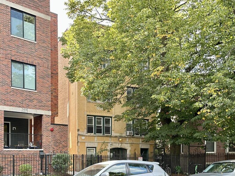 Building Photo - 2462 N Linden Pl