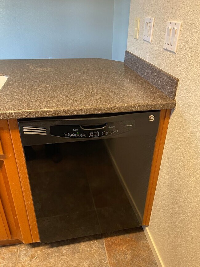 Building Photo - Chico 3 bed 2 bath Condo, Pool, Reserved Parking, upstair unit. newly refurbished