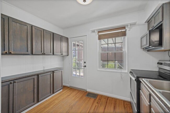 Building Photo - ANDERSON- Charming 4 bedroom 2 bath with fenced backyard