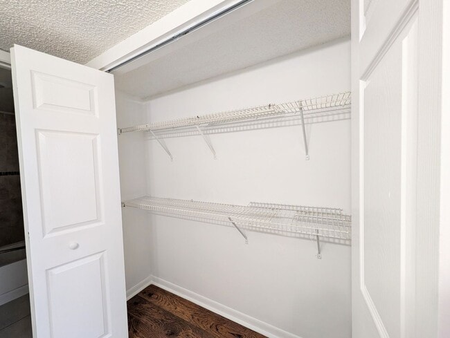 Building Photo - Spacious 2BR/2BA Residence – Great Kendall Location