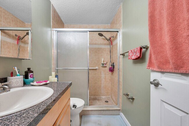 Building Photo - Quiet 3 bedroom 2 Bathroom Condo Unit in C...