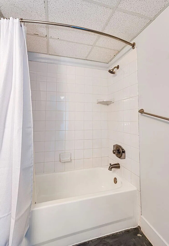 Building Photo - "Chic Urban Retreat: Spacious 1-Bedroom Oasis in the Heart of San Diego!"