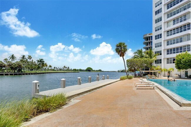Building Photo - 9102 W Bay Harbor Dr