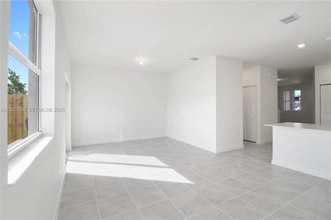 Building Photo - 2747 SE 25th Ave