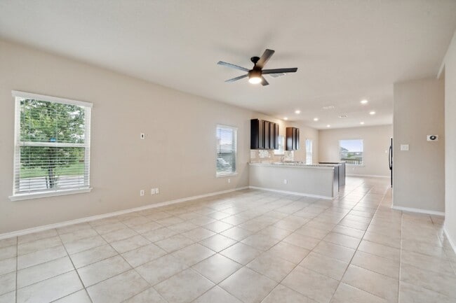 Building Photo - Price Improvement! This 4 bed, 2.5 bath ho...