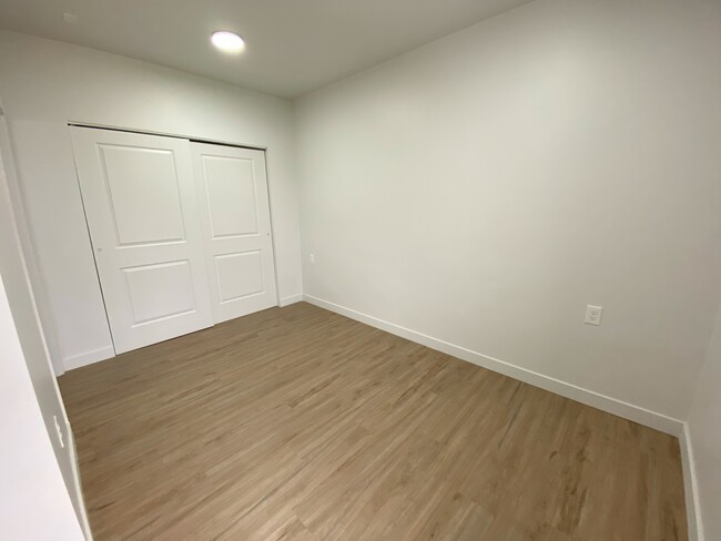 Building Photo - Completely Renovated Apartment!